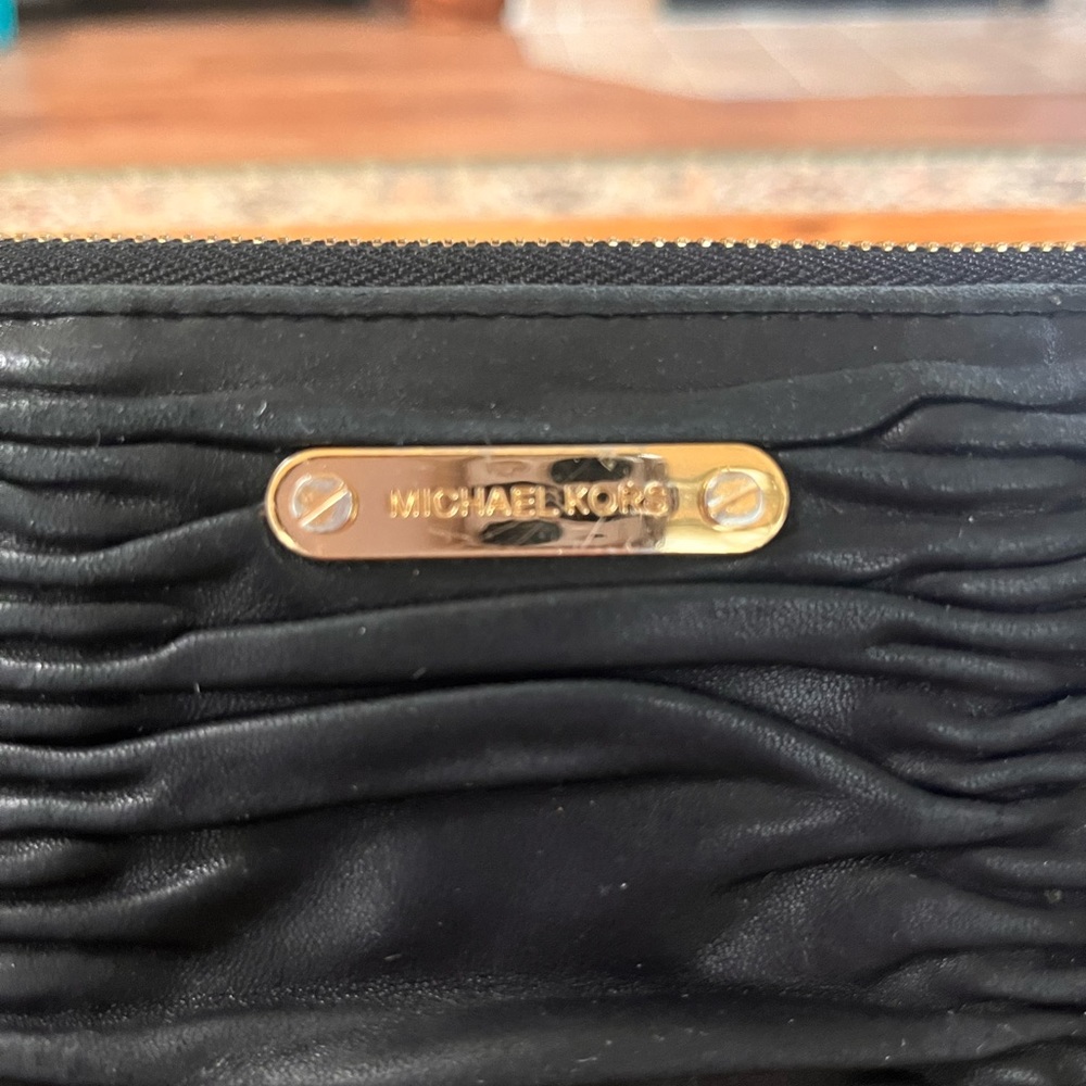 Black leather Michael Kors zip around wallet - Picture 3 of 6